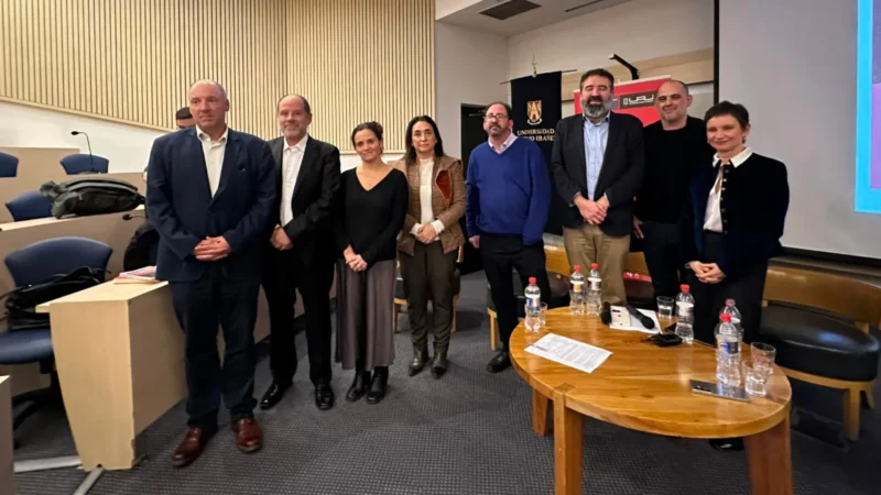 Con casa llena y debate de fondo: así fue el lanzamiento de Democracias sitiadas